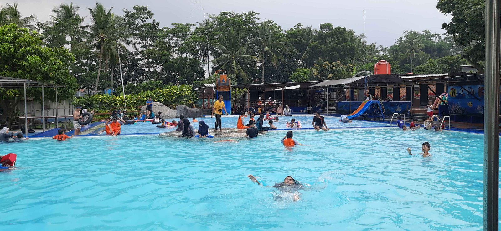 Siswa SLB yang sedang menikmati Kegiatan Outing Class dengan renang