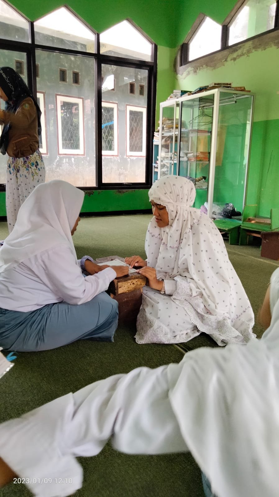 Siswa yang aktif sedang membaca Iqra