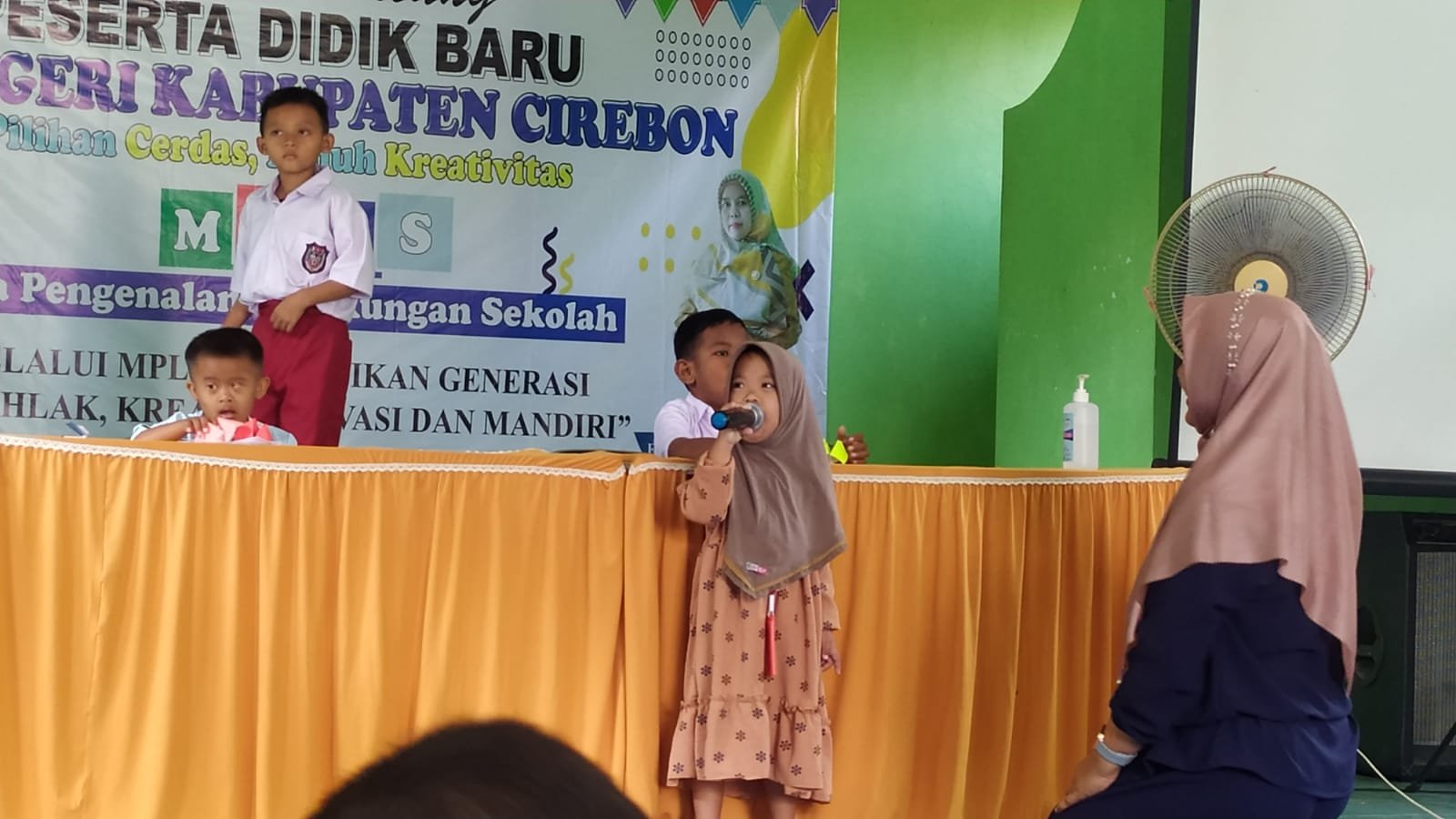 Anak lagi menunjukan aksi kebolehan