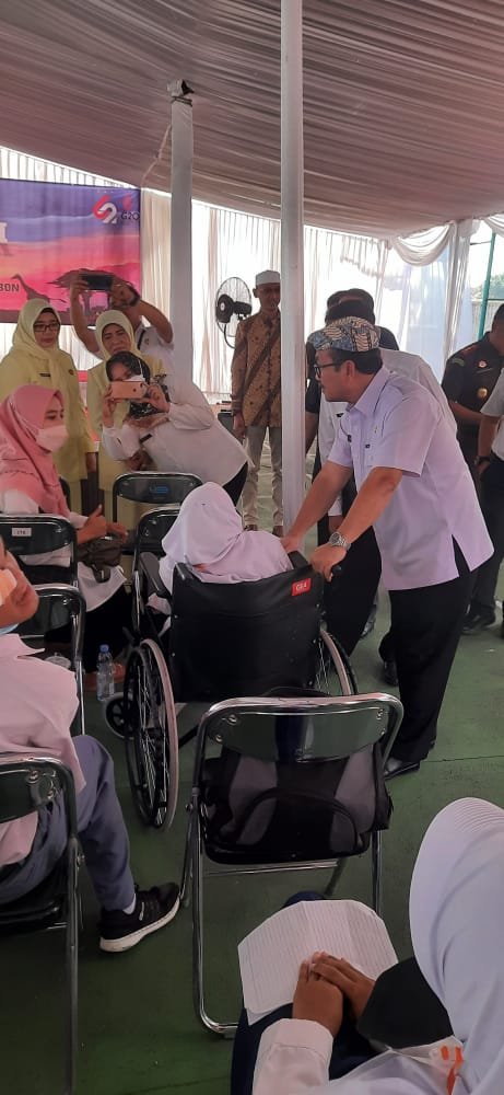 Obrolan santai antara Siti Aminah dengan Pak Bupati Kabupaten Cirebon