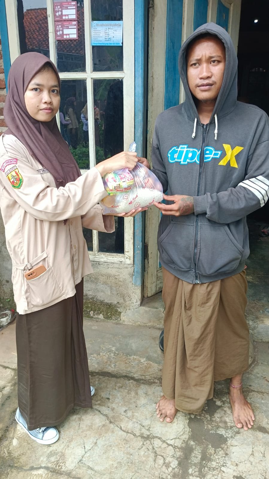 Pembagian sembako ke masyarakat