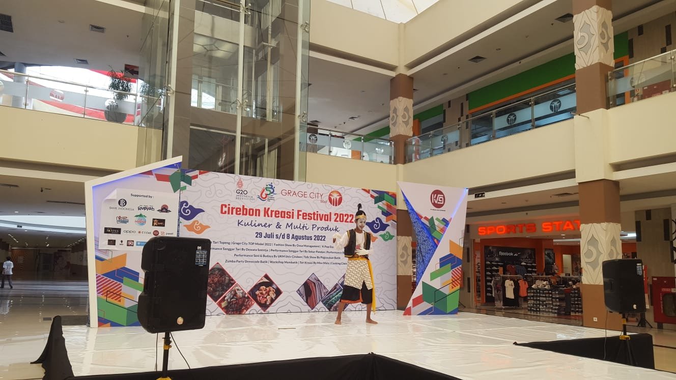 Aksi Pantomim Cirebon Kreasi Festival 2022