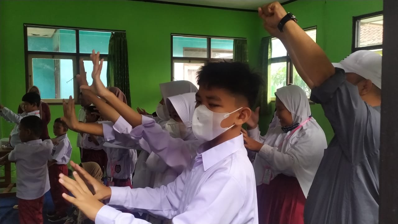 Anak lagi senam pagi dulu biar semangat