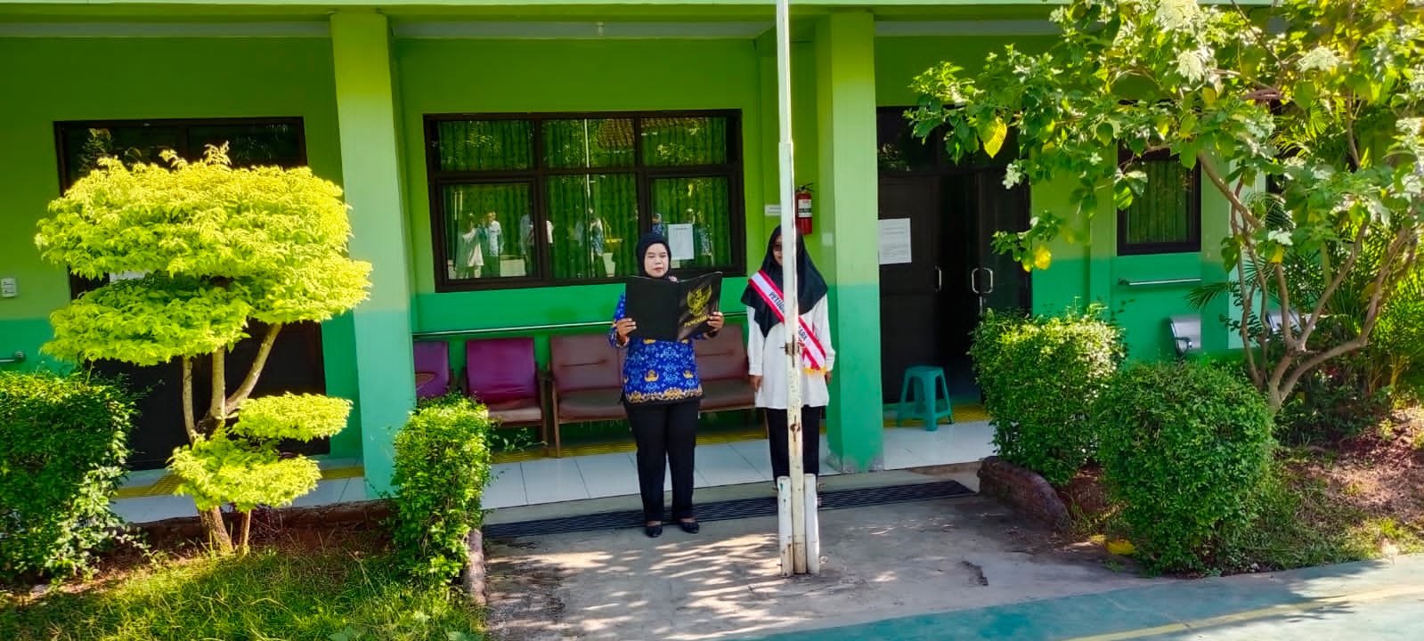 Kepala Sekolah sedang membacakan isi upacara tentang Hari Kesaktian Pancasila