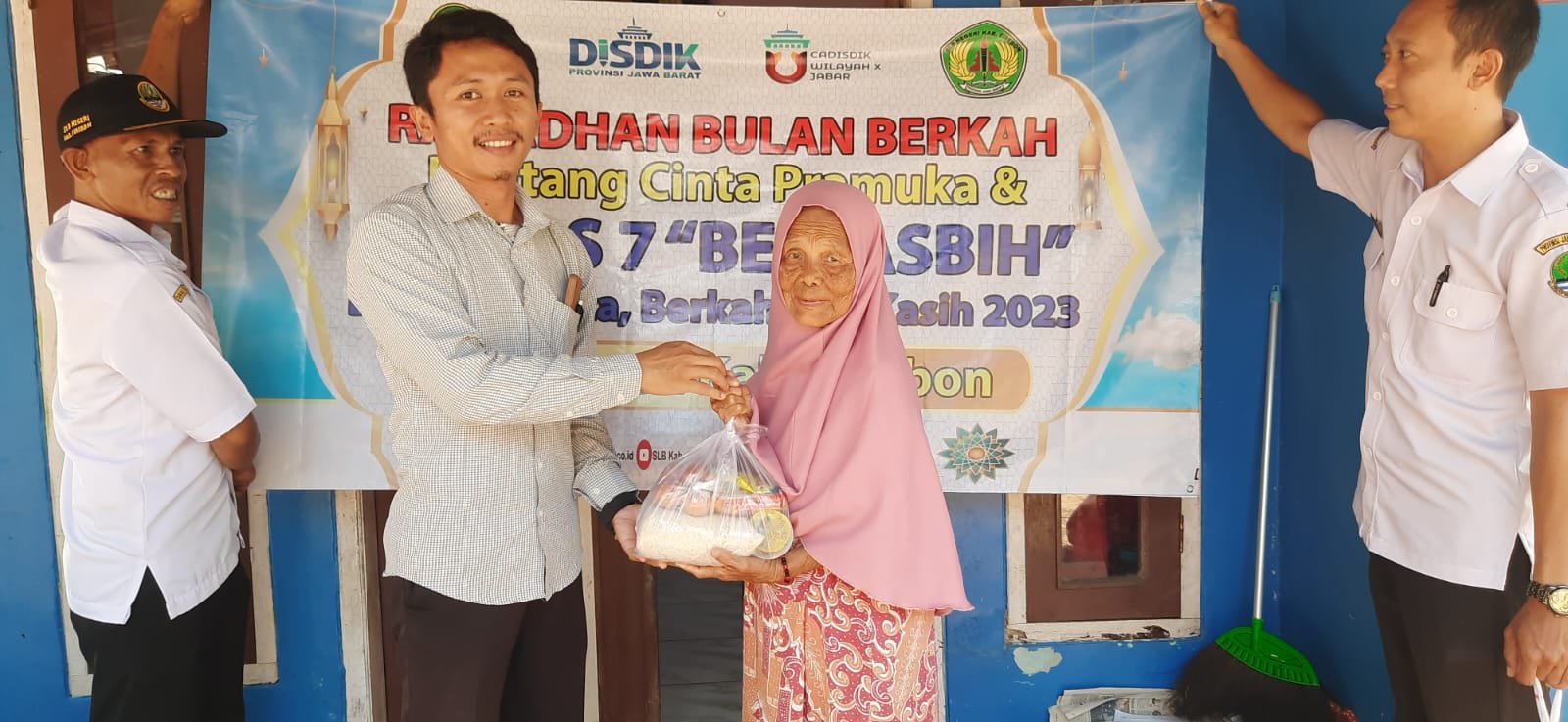 Pembagian sembako oleh non ASN