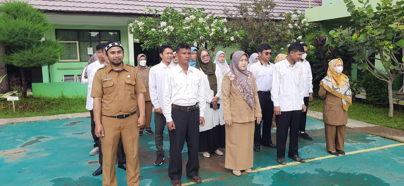 Guru dan Tenaga Kependidikan dalam Upacara Bendera Merah Putih