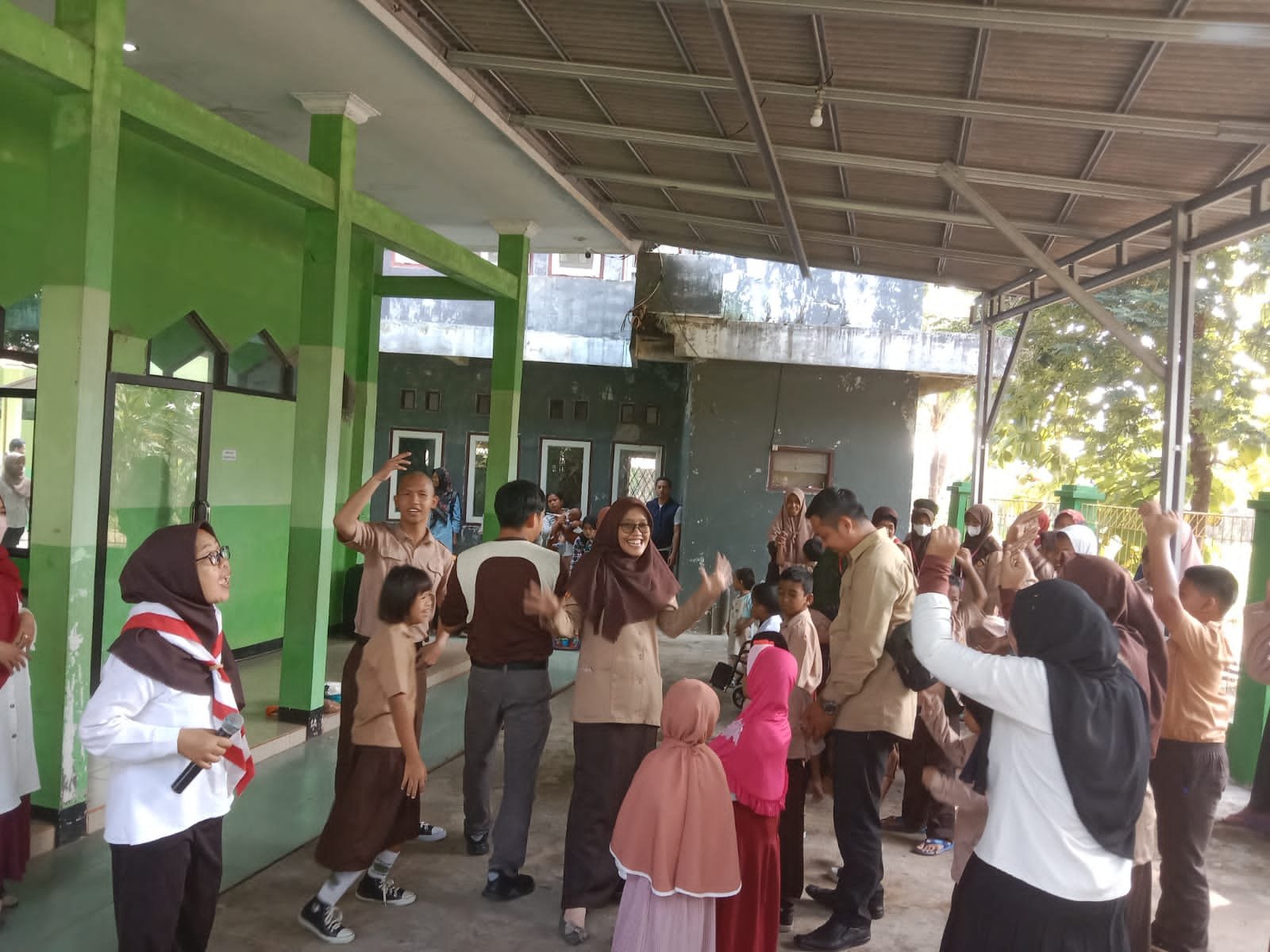 Foto acara terakhir MPLS yang diiringi dengan joget bersama