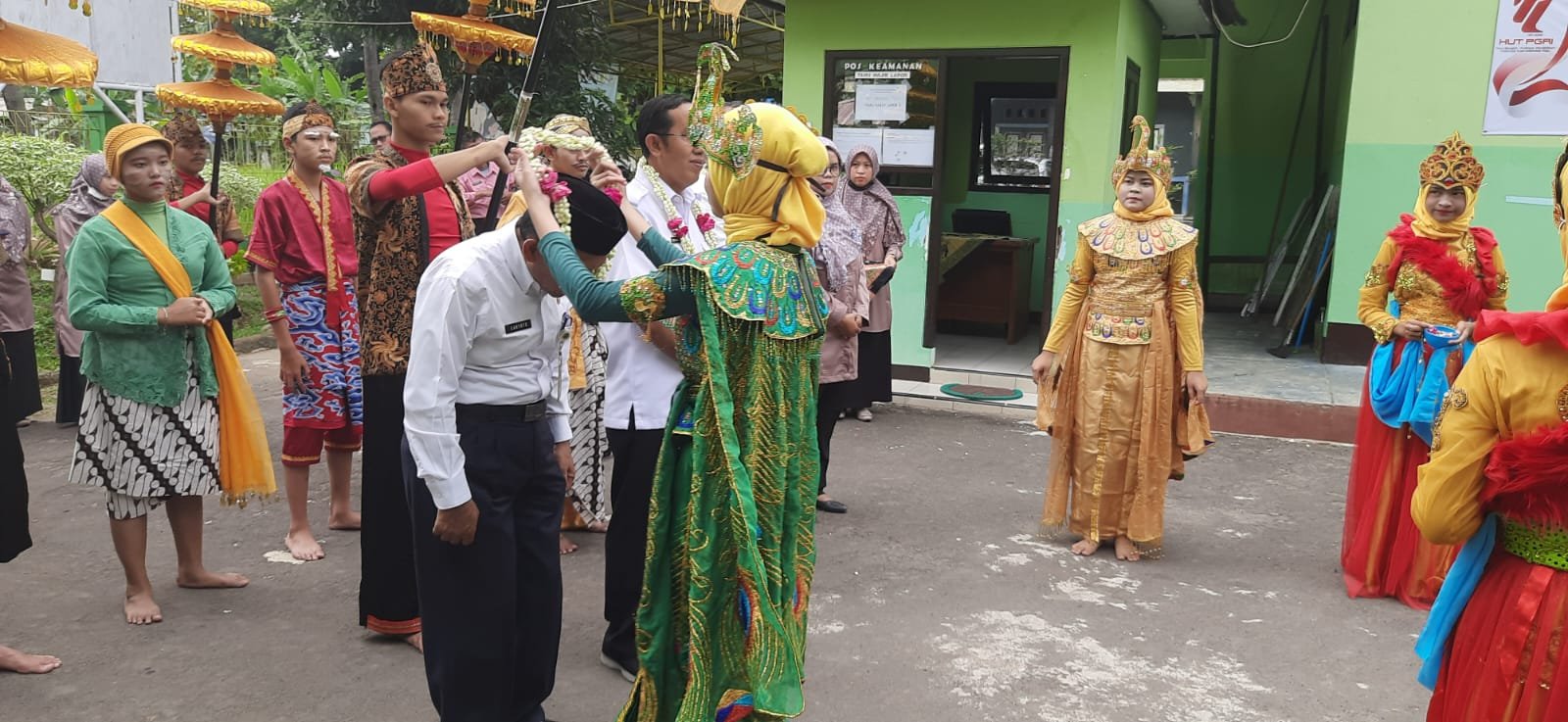 Pemberian Kalung Bunga dari Siswa SLB kepada Ke Penilai 1 Pak Caryoto, S.Pd, M.M.Pd