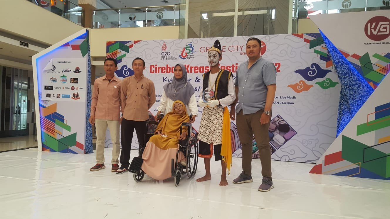 Foto bersama dengan Panita Cirebon Kreasi Festival 2022