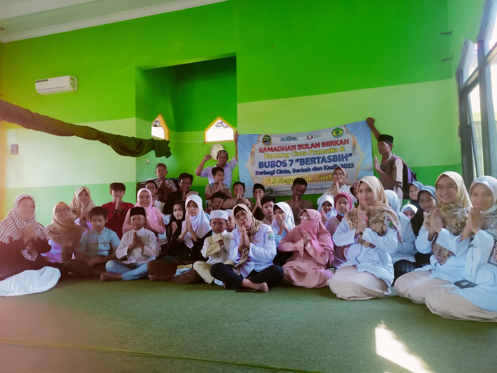 Foto bersama dalam kegiatan smartren
