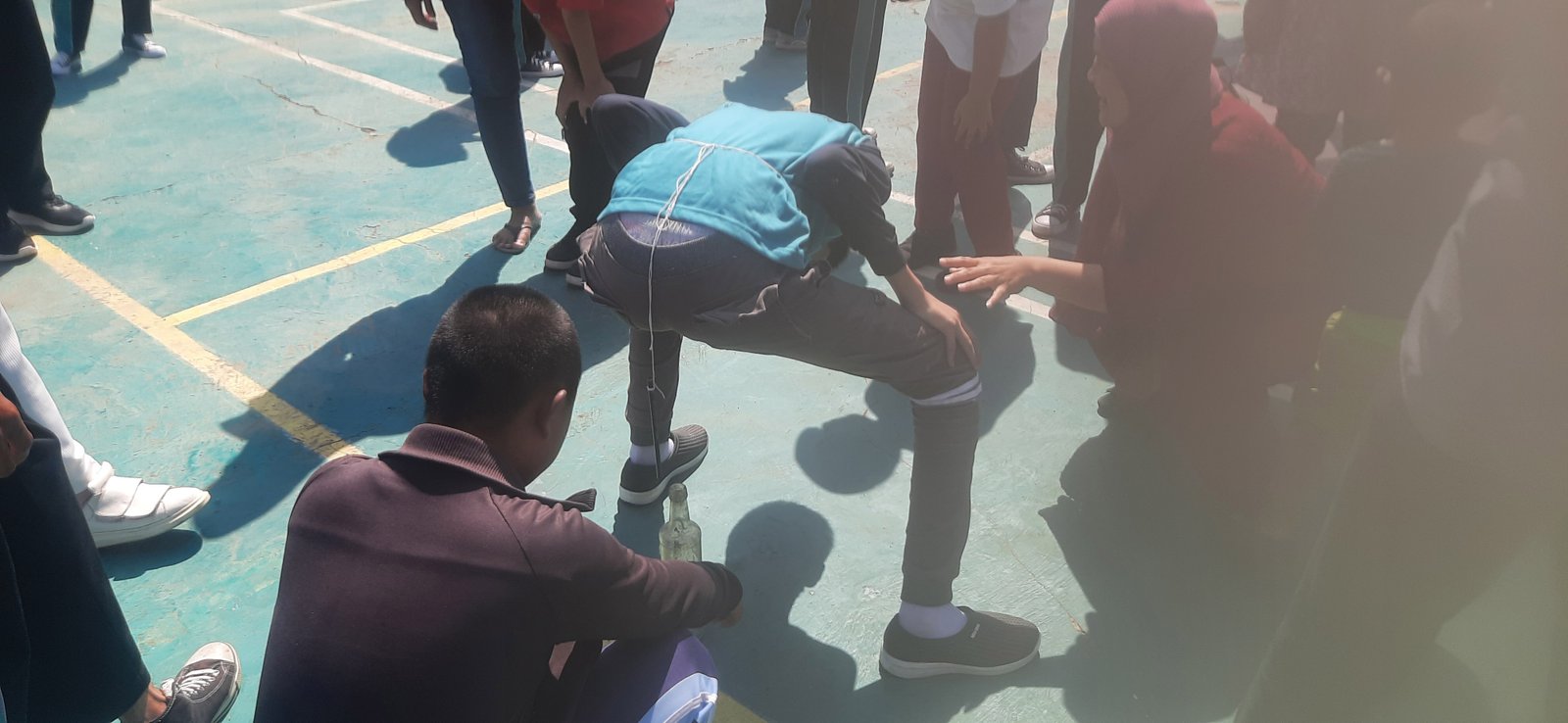 Lomba Memasukan Pensil Ke Dalam Botol