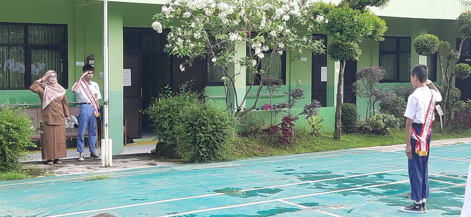 Pemimpin upacara melakukan penghormatan kepada Pembina upacara