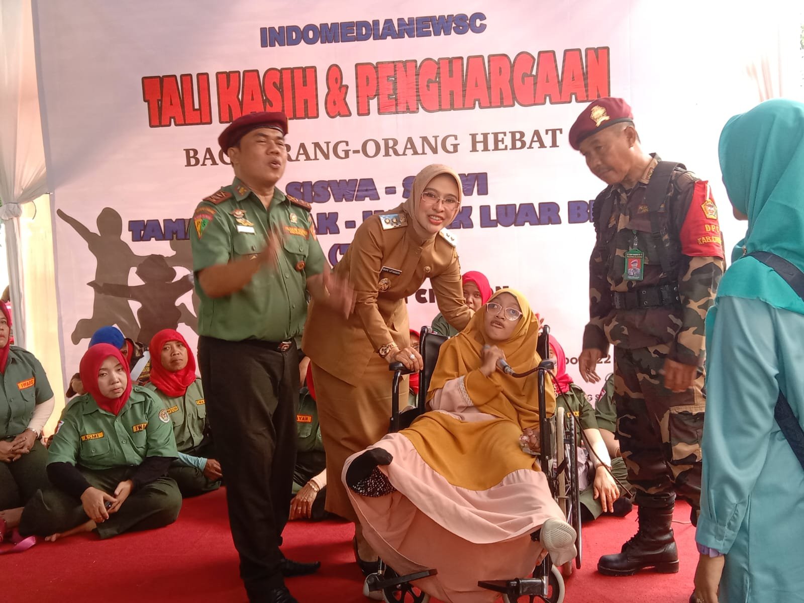 Foto Bersama Antara Wakil Bupati dengan Murid SLB Siti Aminah