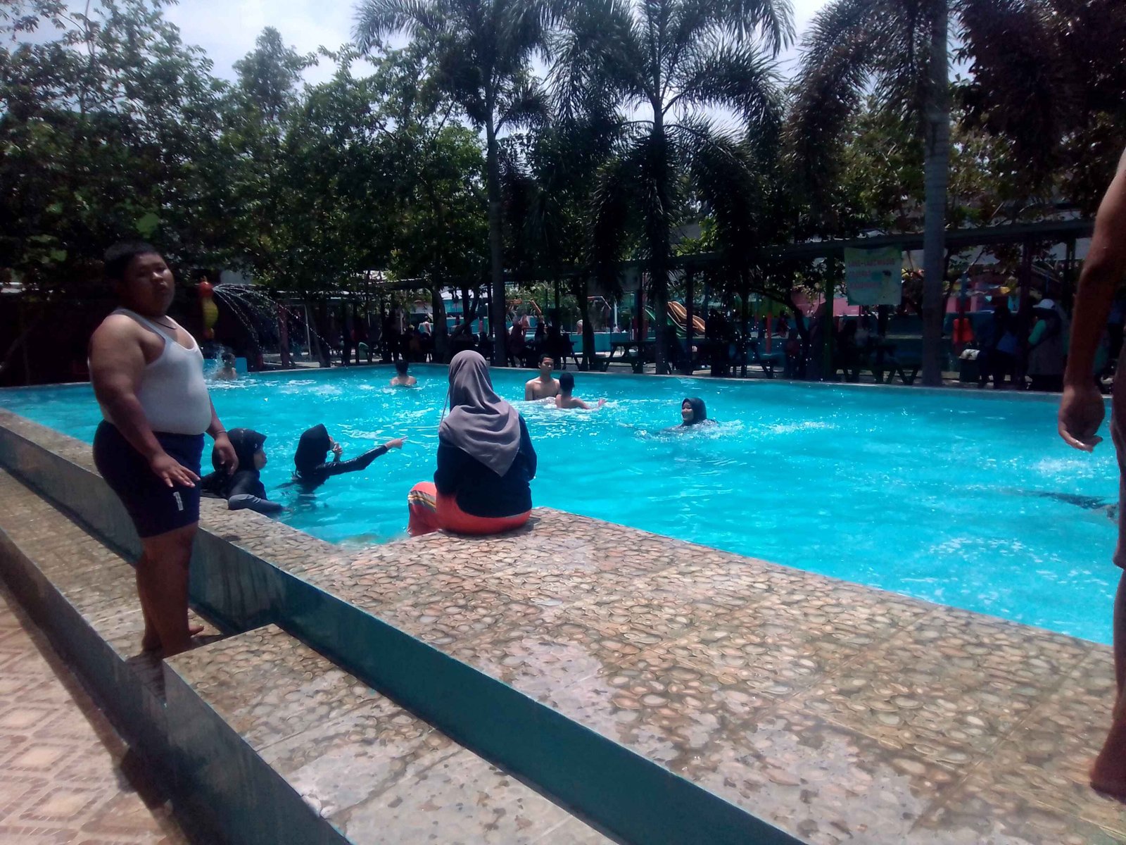 Kegiatan Renang bagi siswa di Wisata Edukasi Rodjo Tater