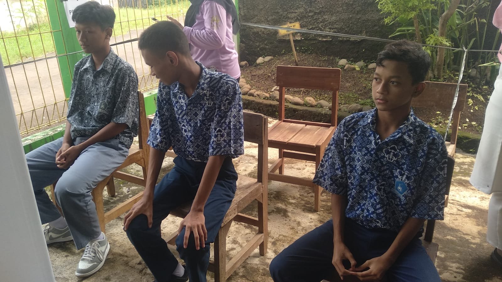 Peserta didik sedang duduk mengantri menunggu Panggilan dari KPPS