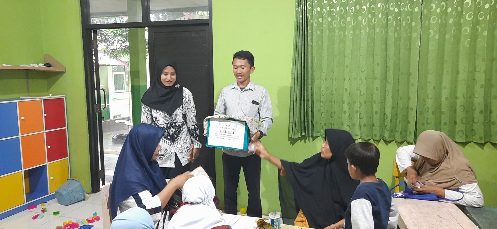 Pemberian Bantuan Uang untuk Korban Bencana Gempa Bumi Di Cianjur