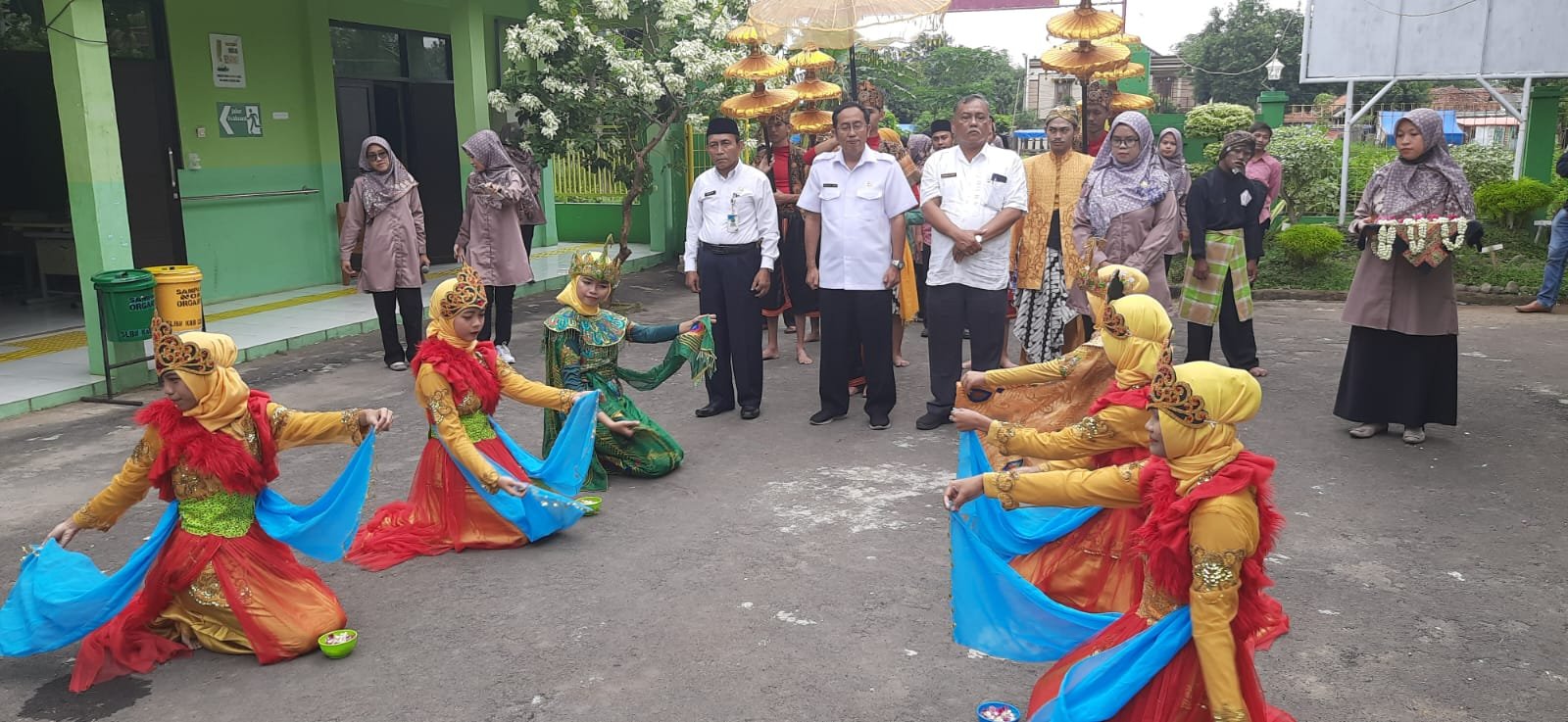 Persiapan Pemberian Kalung Bunga Kepada Tim PKKS