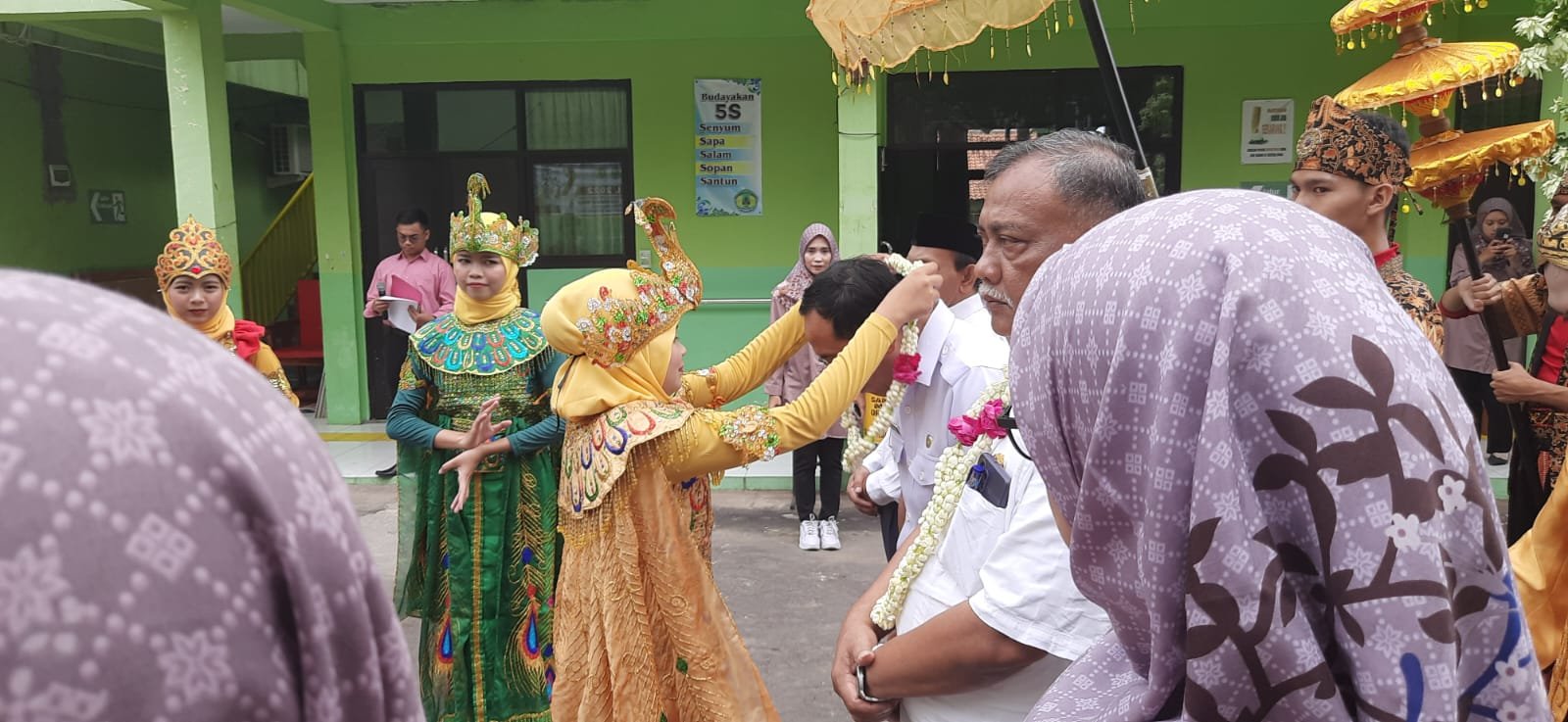 Pemberian Kalung Bunga dari Siswa SLB kepada Ke Pendamping Pak Herman Hadi Santoso, S.P,M.M