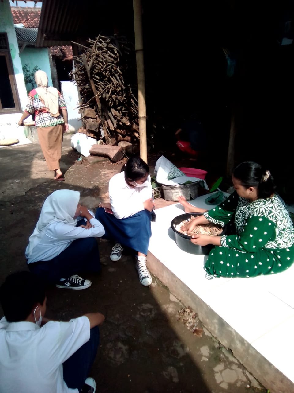 Aksi nyata Siswa SLBN Kab. Cirebon bersosialisasi dengan masyarakat