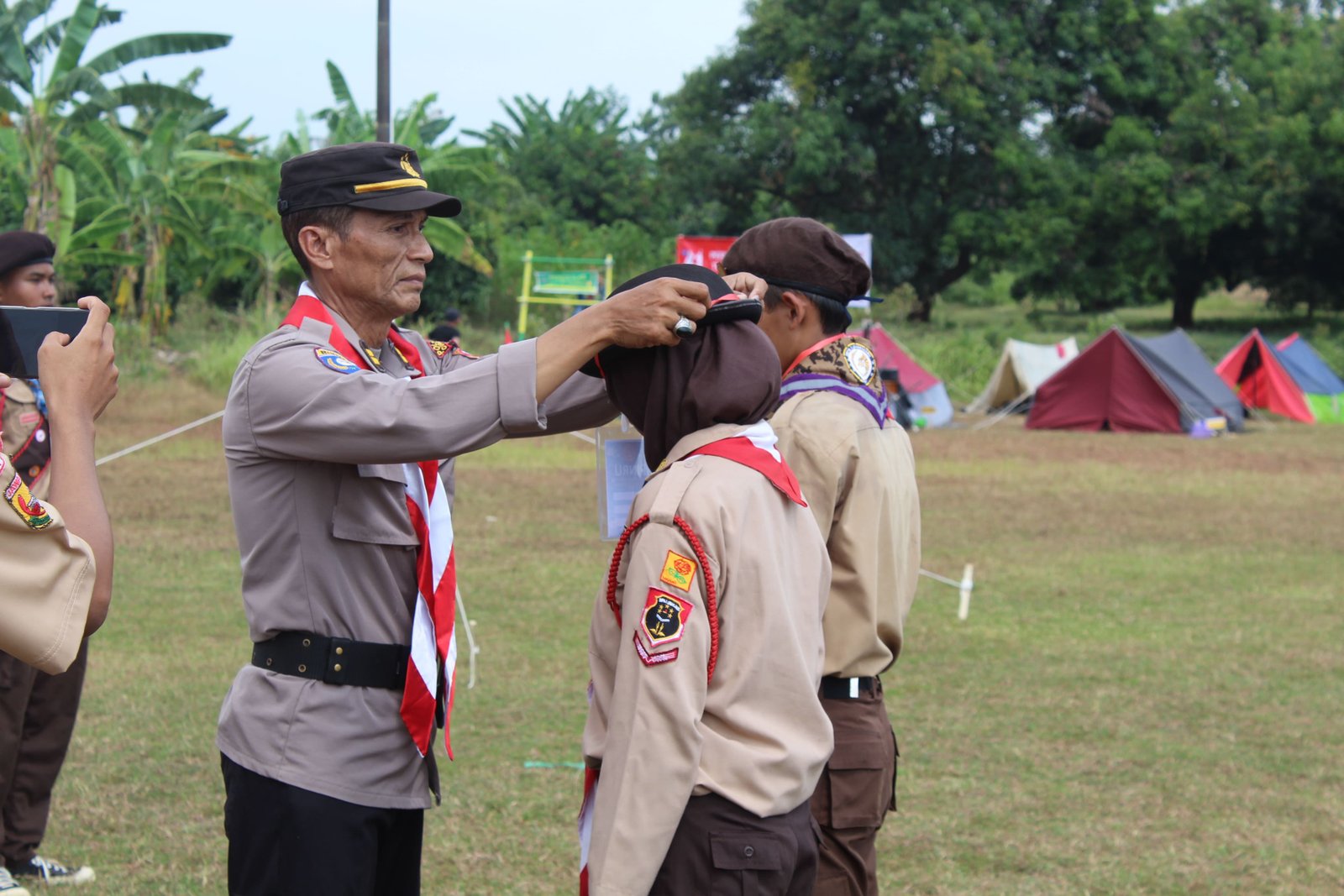 Penyerahan medali sebagai pembuka acara kemah Jambore