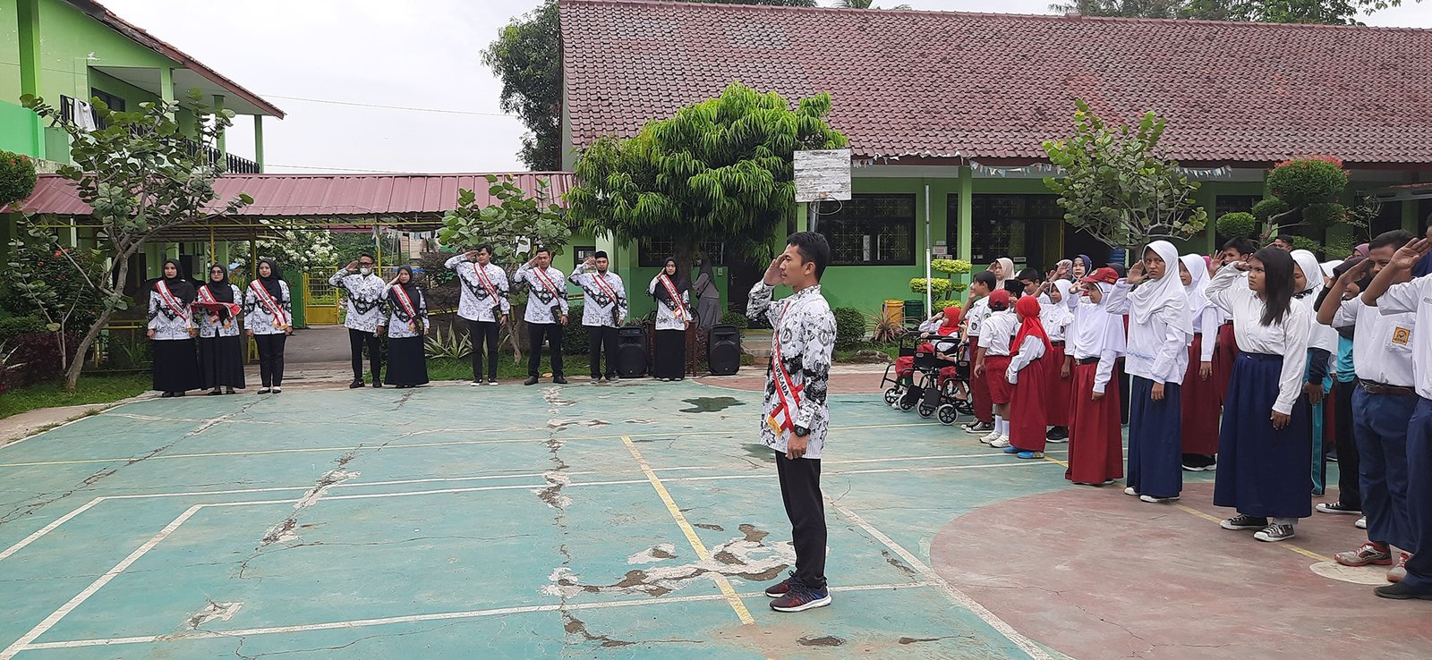 Pemberiaan Penghormatan kepada Pembina Upacara dalam HUT PGRI Ke-77