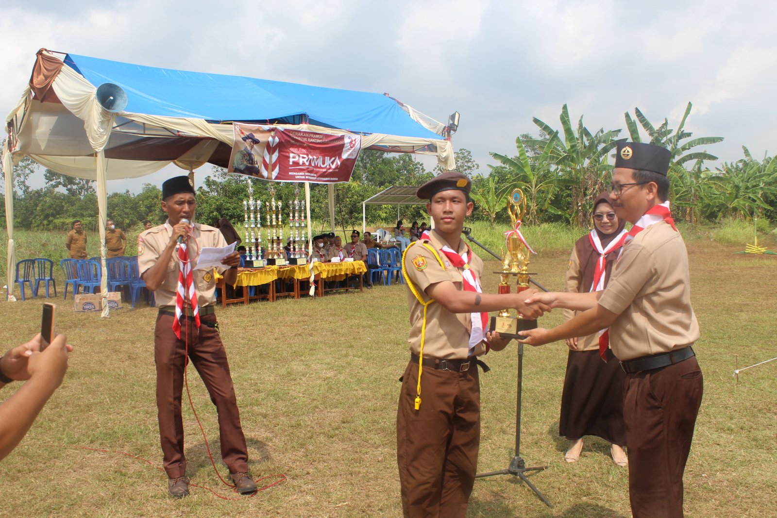 Penyerahan Trofi Juara 1 Tenda Terbaik Jambore Pramuka