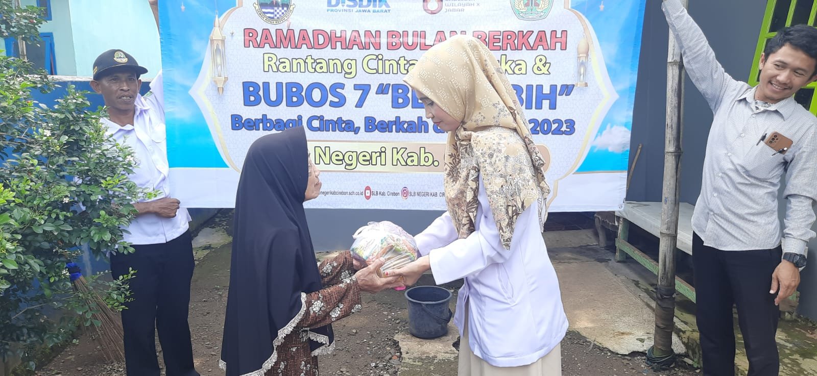 Pembagian sembako oleh non ASN