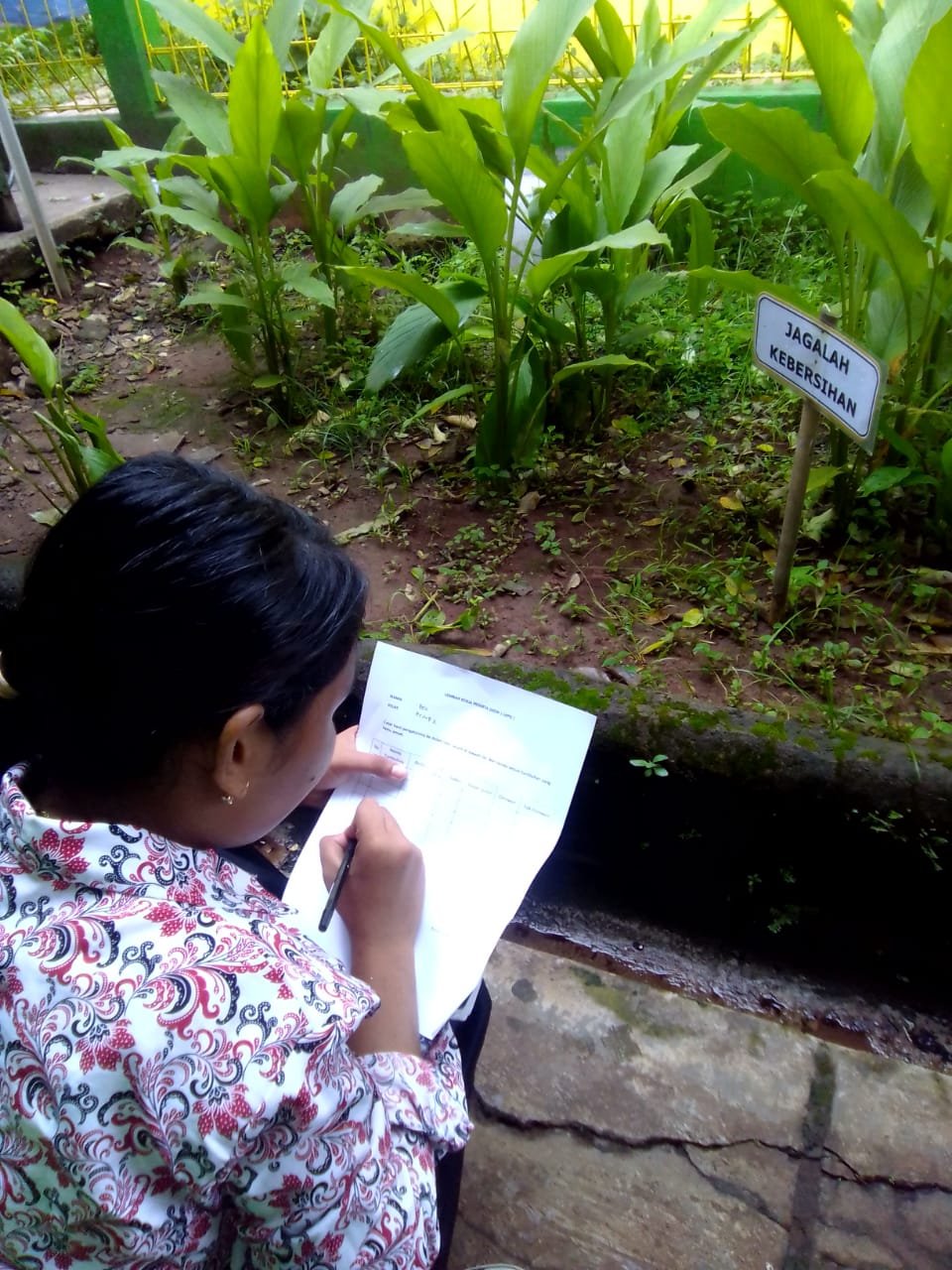 Siswa yang aktif sedang mempelajarai tanaman