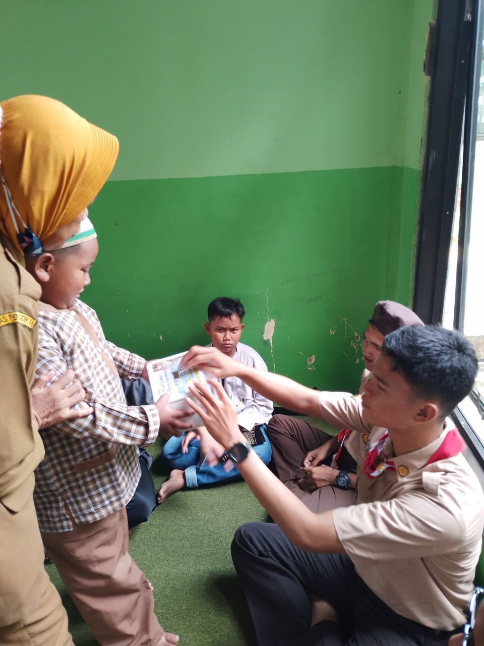 Melakukan infaq oleh Siswa