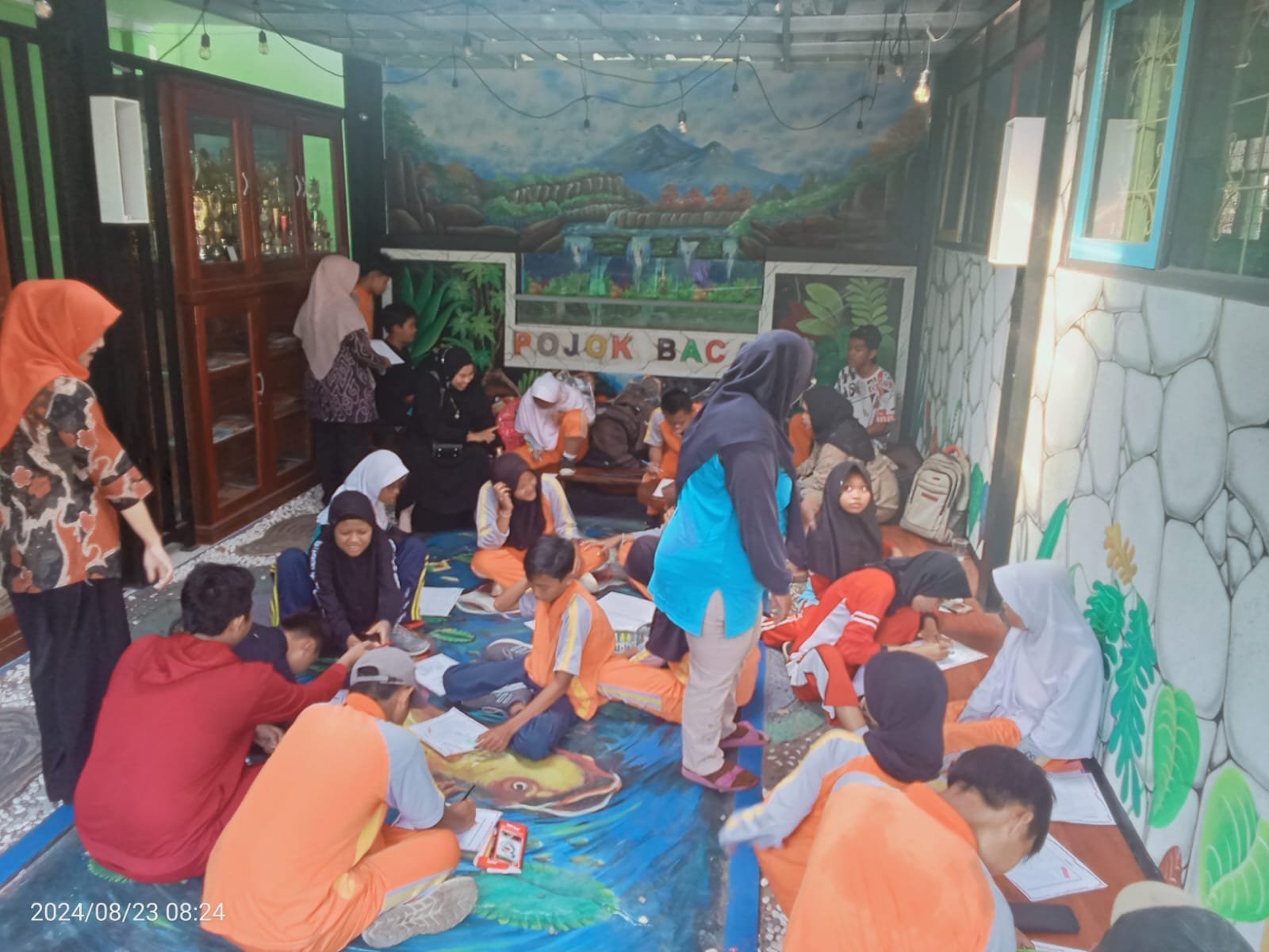 Peserta DIdik SMPLB Mengikuti Lomba Mewarnai
