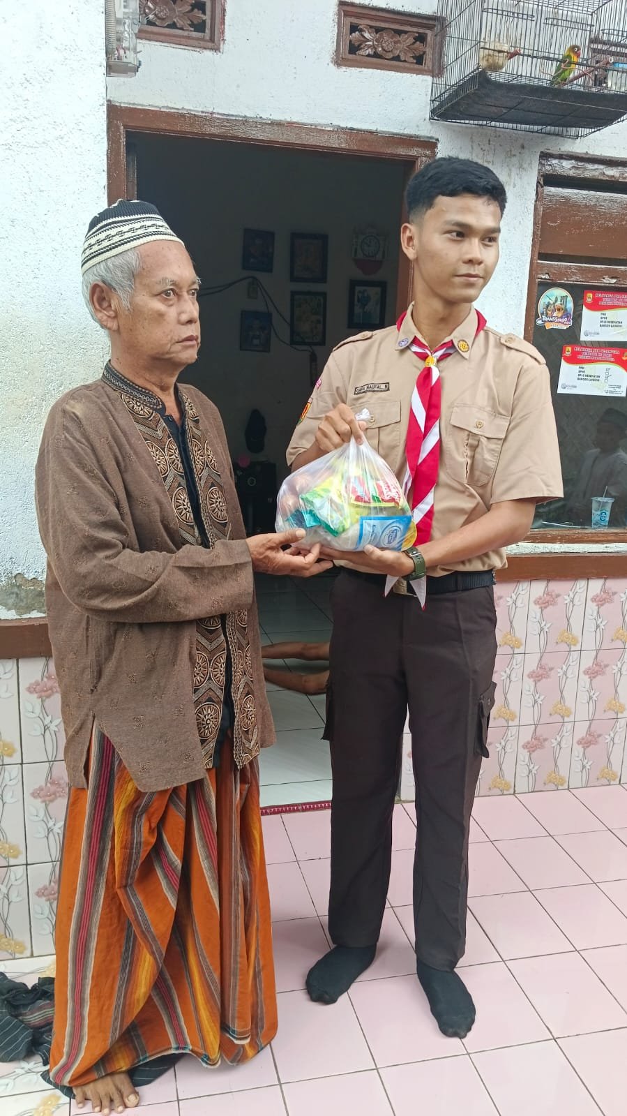 Pembagian sembako ke masyarakat