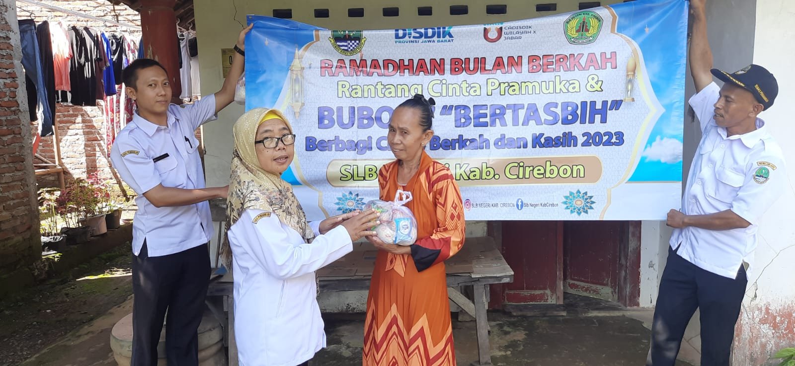 Pembagian sembako oleh ASN