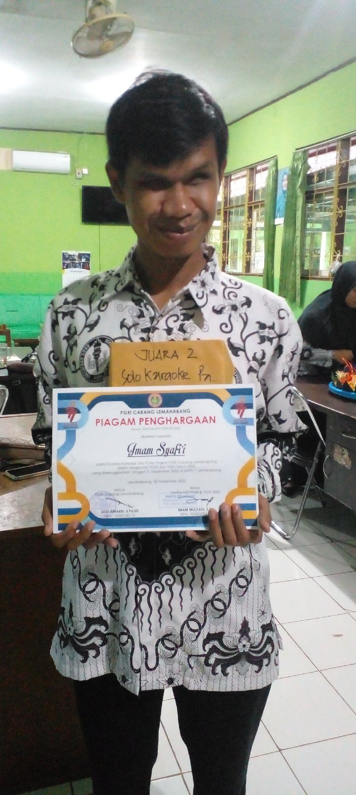 Pak Imam dengan Hadiah dan Piagam