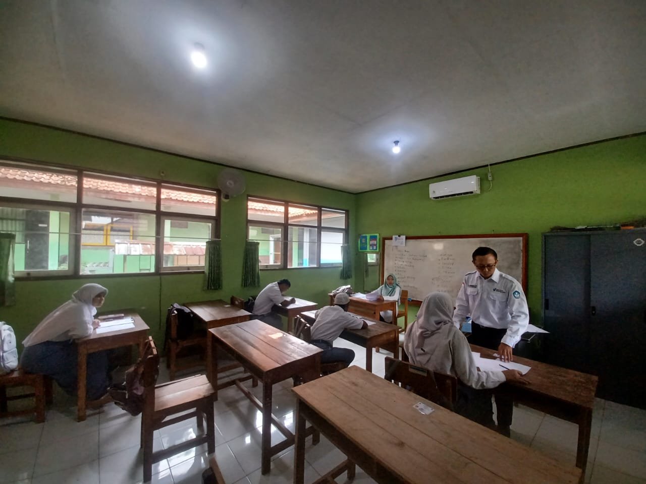 Peserta didik yang melakuan Ujian tertulis mengerjakan lembaran soal ujian PSAJ