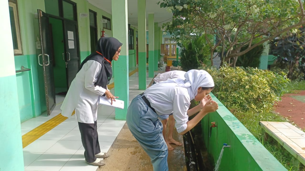 Siswa yang sedang mempraktekan cara berwudhu dalam Ujian Praktek PSAJ