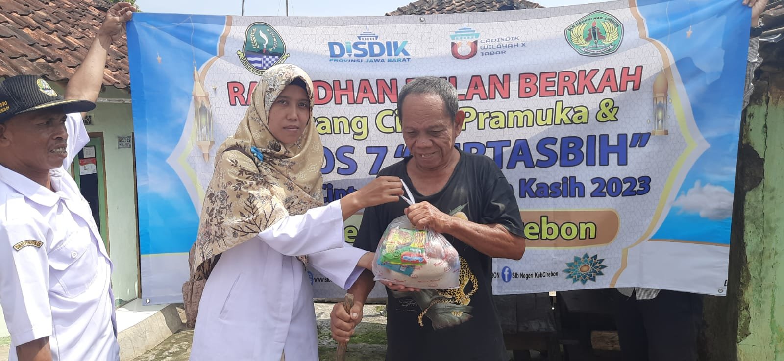 Pembagian sembako oleh non ASN