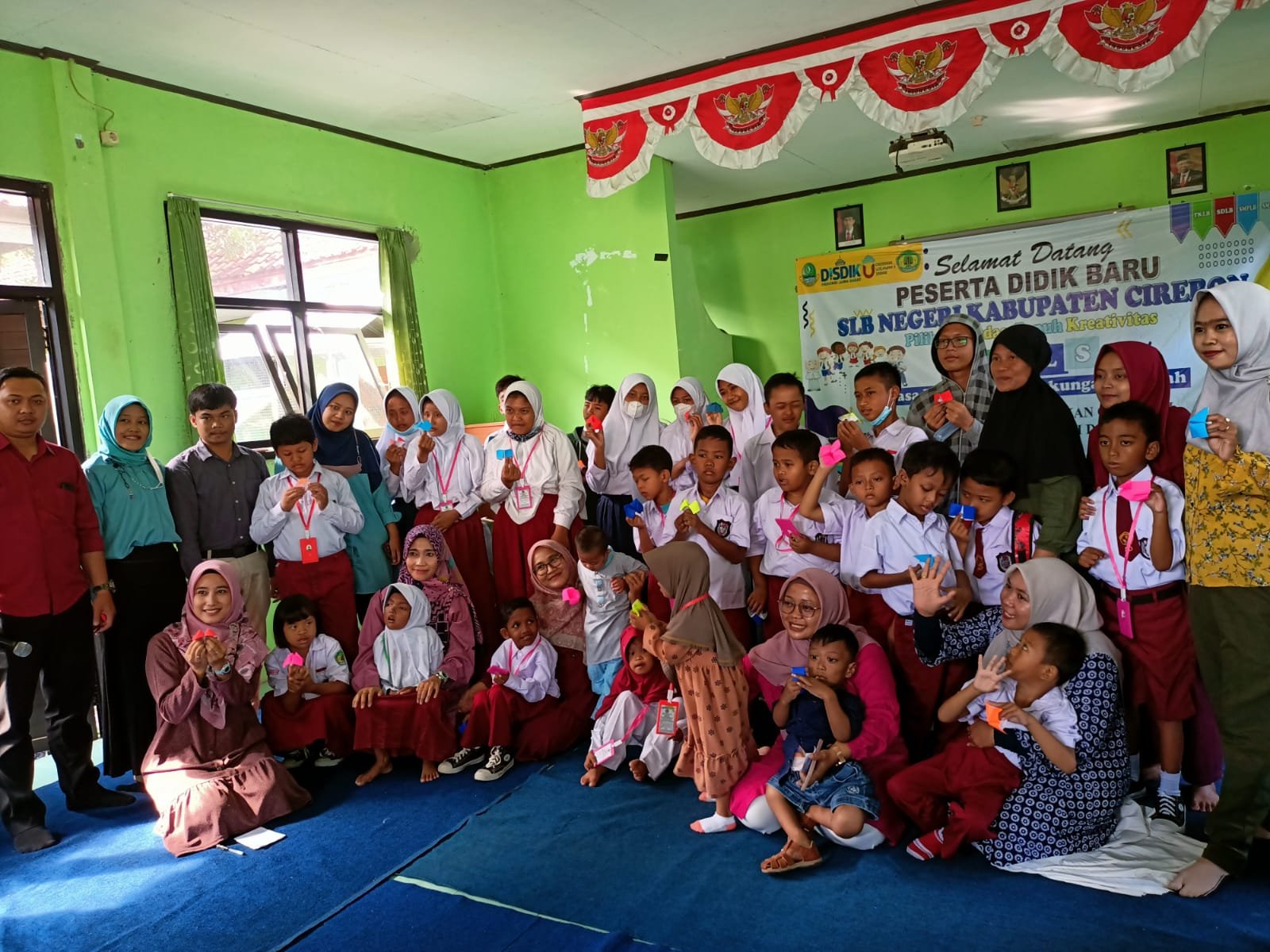 Foto bersama antara Guru dengan Siswa