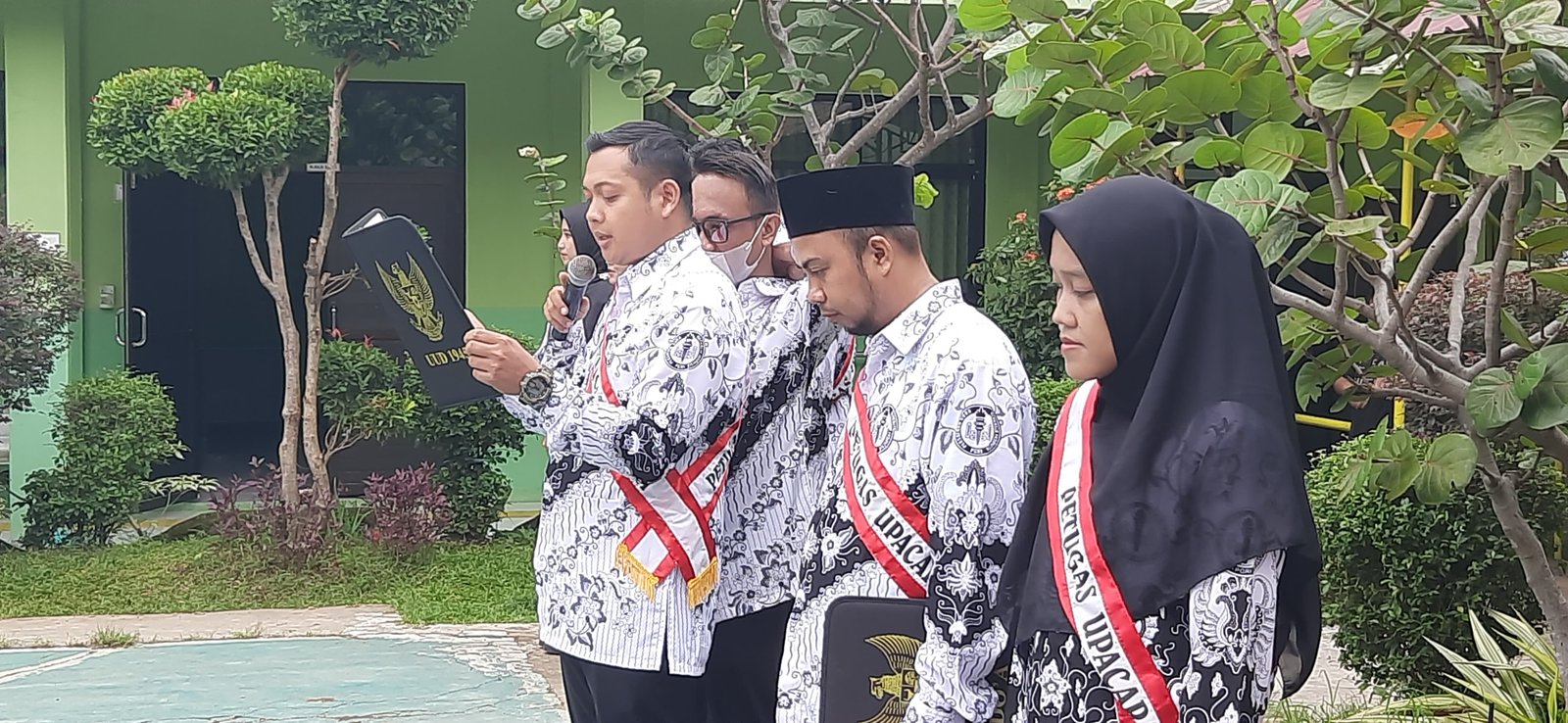 Pembacaan Undang Undang Dasar 1945 oleh Pak Eprilianto Nugraha