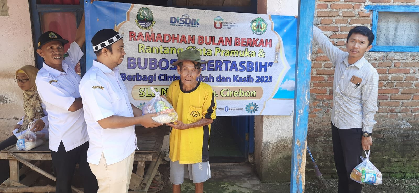 Pembagian sembako oleh ASN