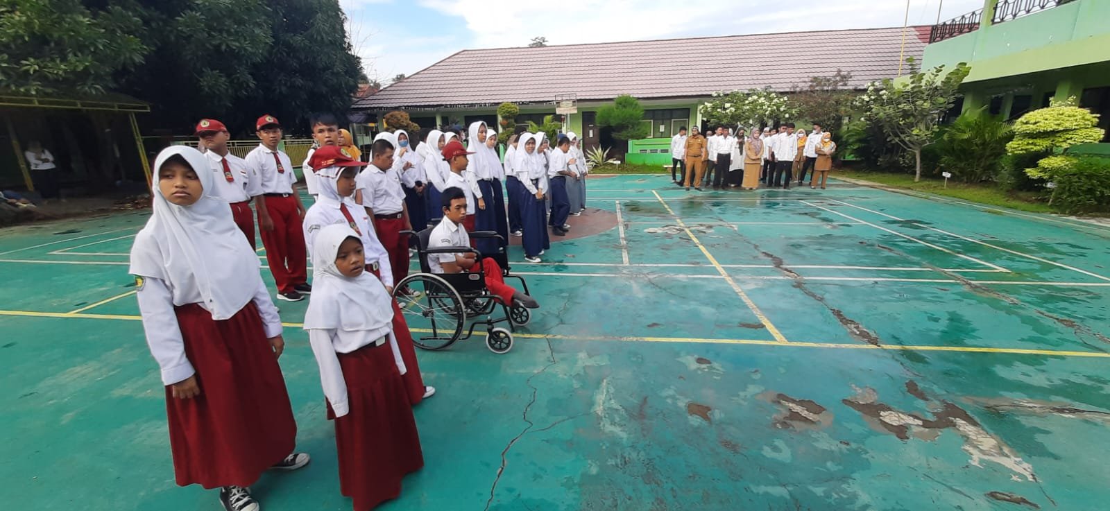 Peserta Upacara yang terlihat serius mengikuti upacara Bendera
