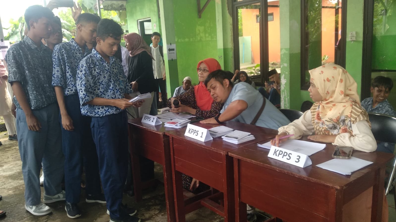 Peserta Didik Mengambil Kertas Suara
