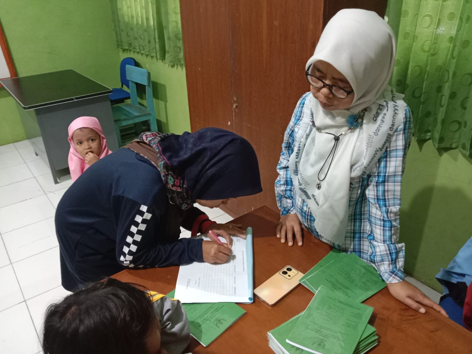 Pembagian Rapot Siswa TK-LB