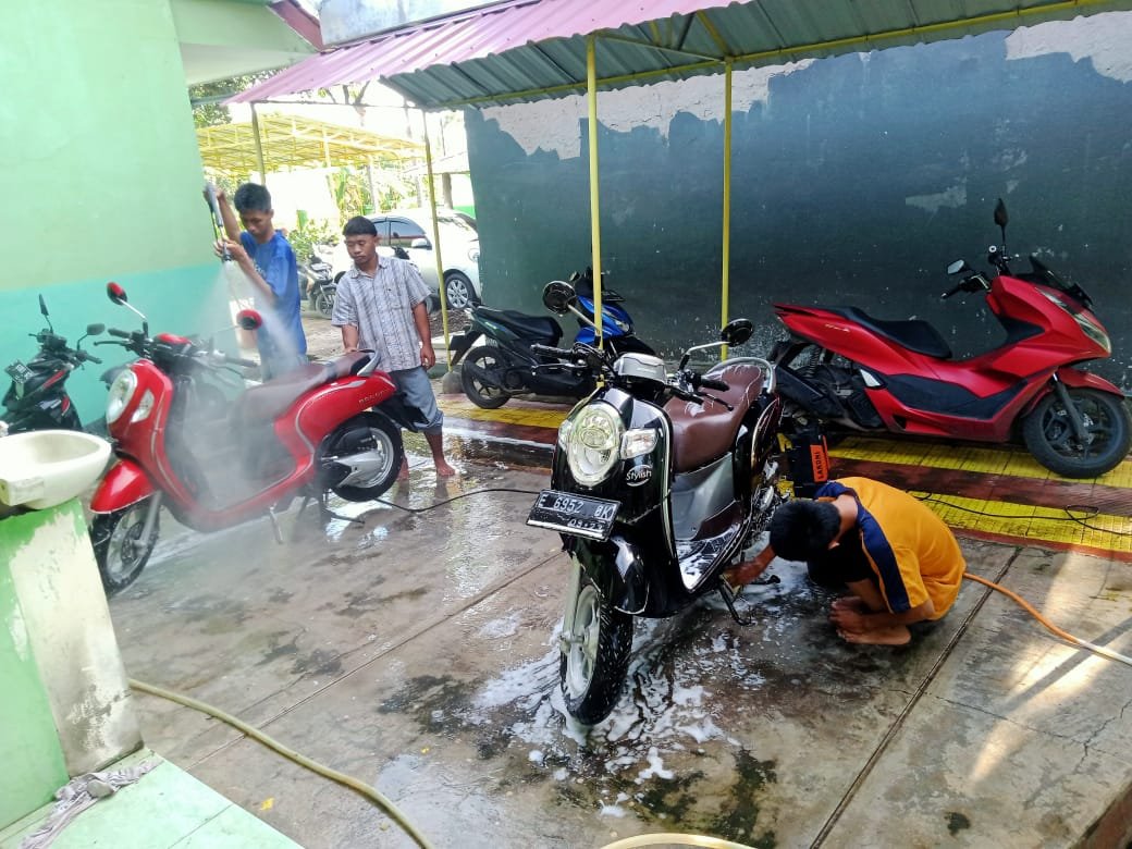 Kegiatan mencuci motor