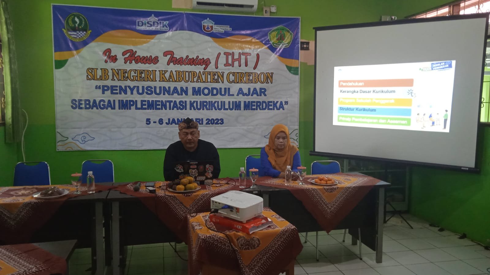 Pemateri sedang memberikan Pengarahan Implementasi Kurikulum Merdeka