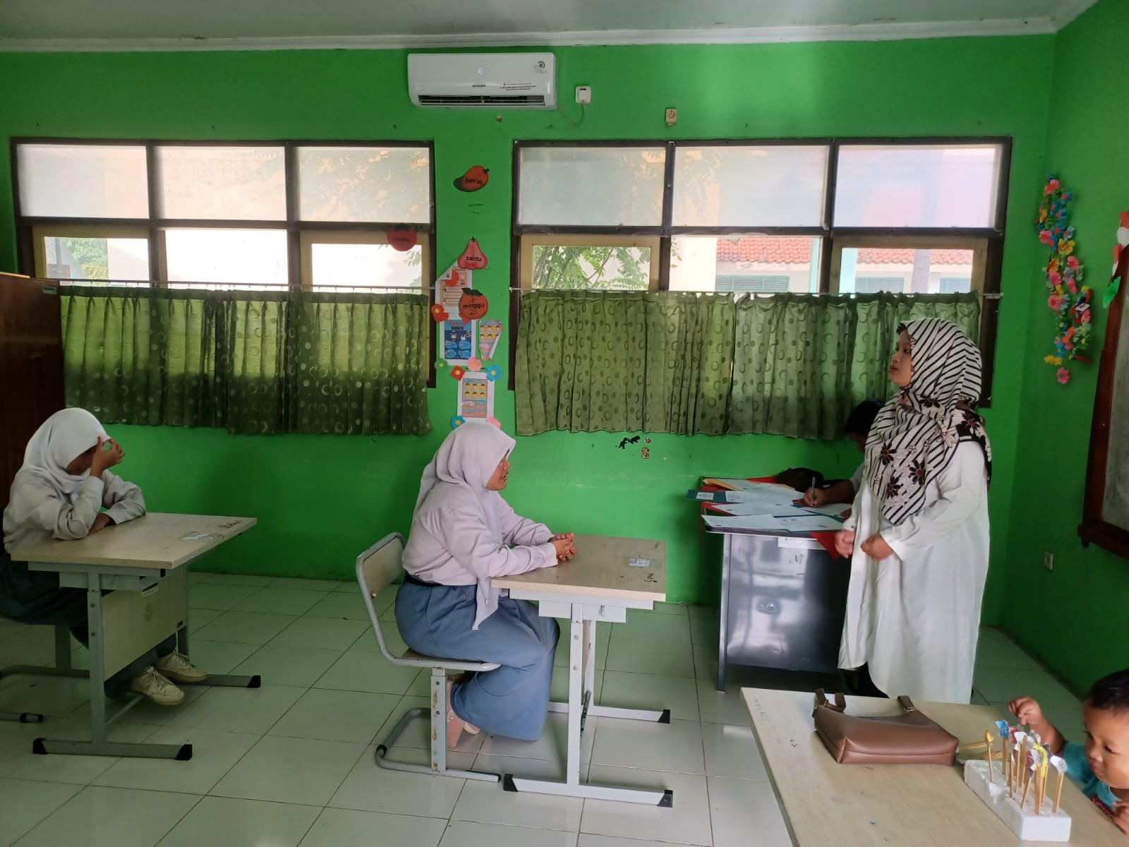 Guru memberikan pengarahan kepada peserta didik dalam kegiatan PSAJ