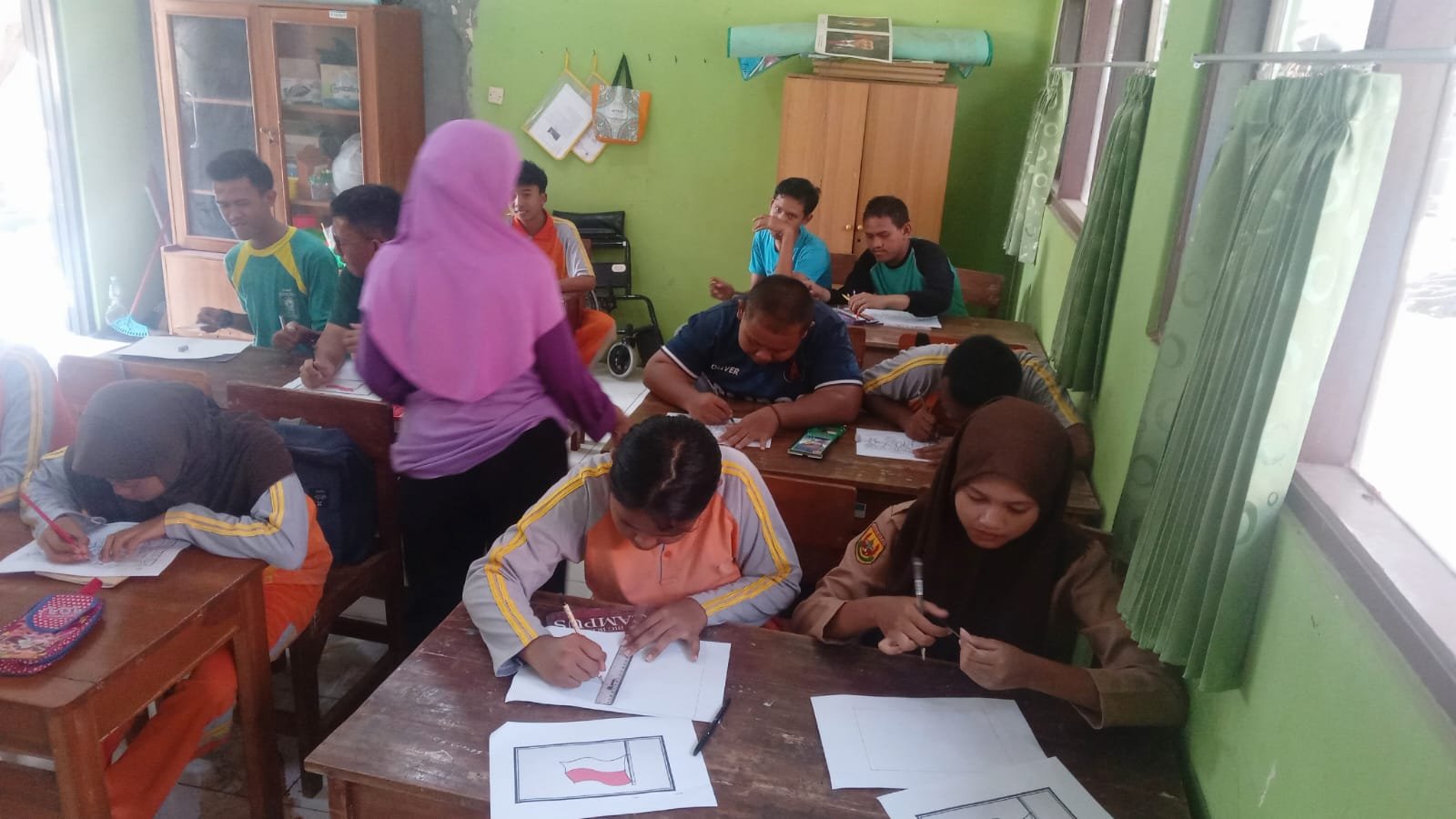 Peserta DIdik SMALB Mengikuti Lomba Mewarnai