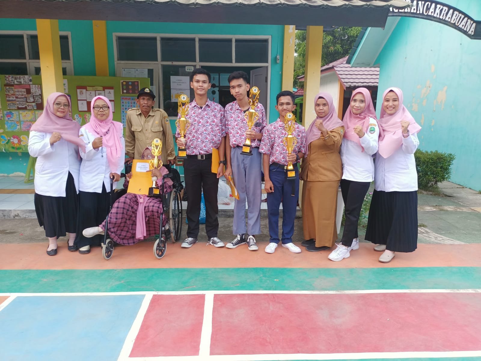 Foto Bersama Pendamping dan Peserta didik Yang meraih juara