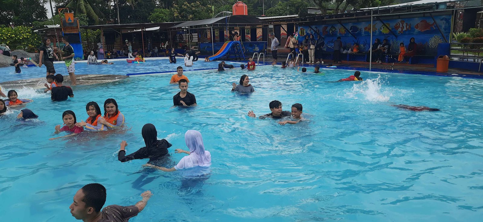 Siswa SLB yang sedang menikmati Kegiatan Outing Class dengan renang