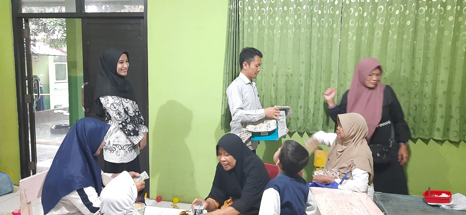 Pemberian Bantuan Uang untuk Korban Bencana Gempa Bumi Di Cianjur
