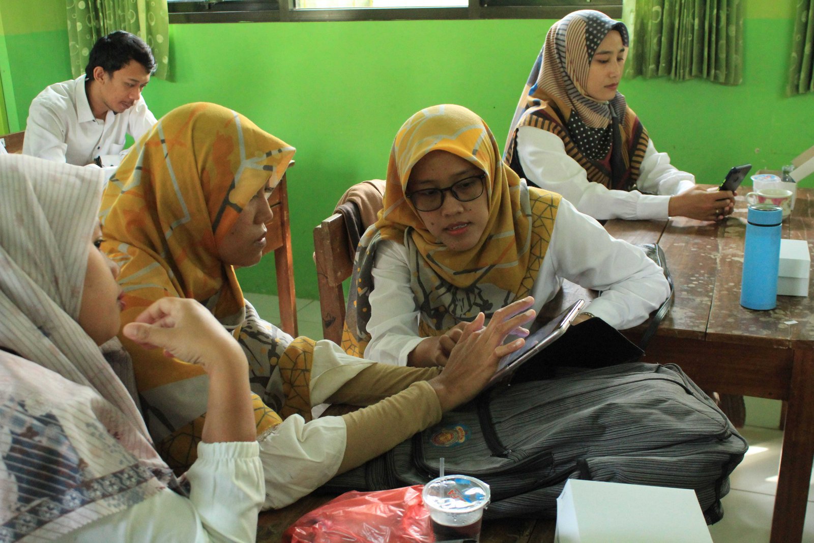 Guru yang terlihat serius mengikuti Acara IHT